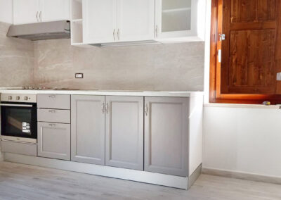 Cucina in essenza di frassino laccato bianco e grigio