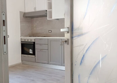 Cucina in essenza di frassino laccato bianco e grigio