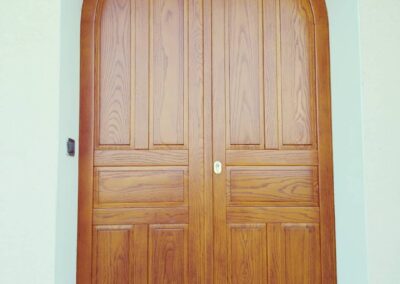 Manutenzione portone in essenza di rovere