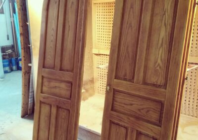 Manutenzione portone in essenza di rovere